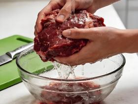 真的别再把肉泡水里解冻了!正确的解冻方法