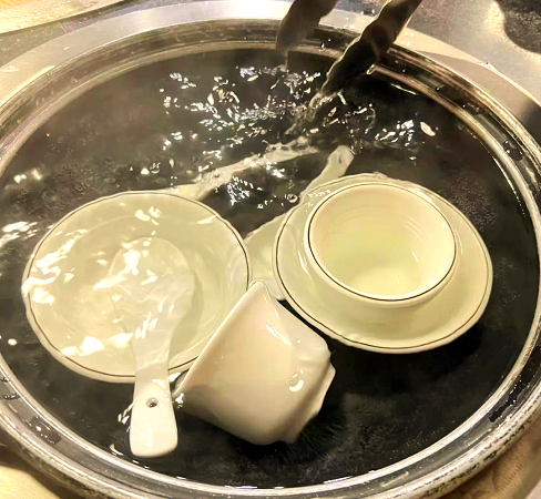 用开水烫餐具，到底有没有必要？真相来了！