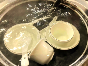 用开水烫餐具，到底有没有必要？真相来了！